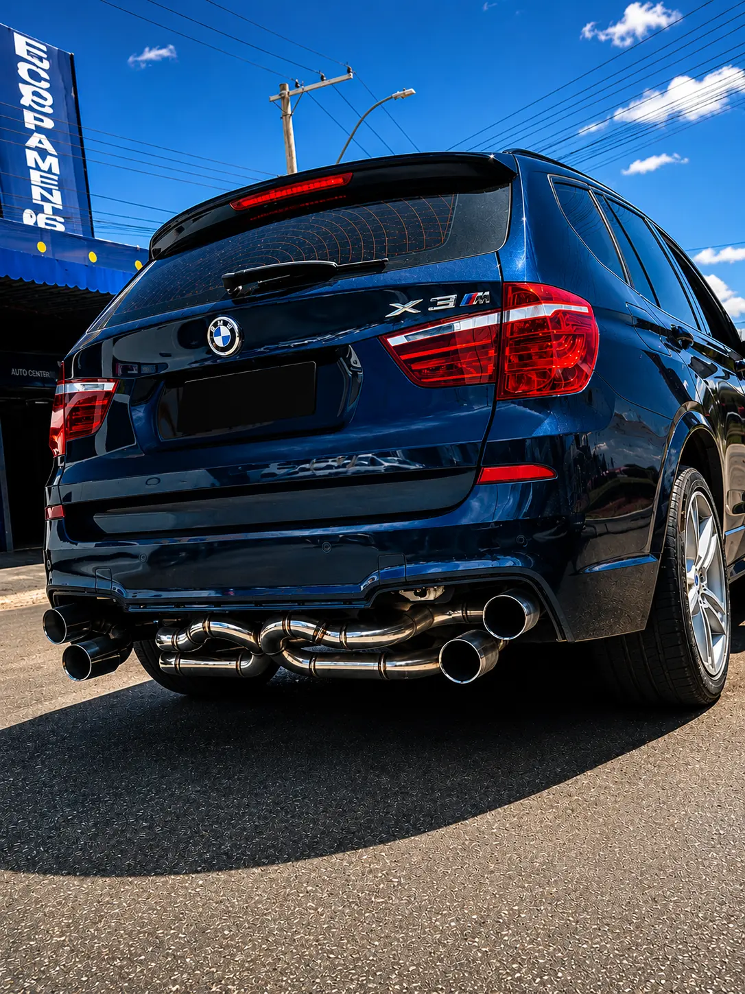 Sistema de escapamento esportivo instalado em veículo BMW